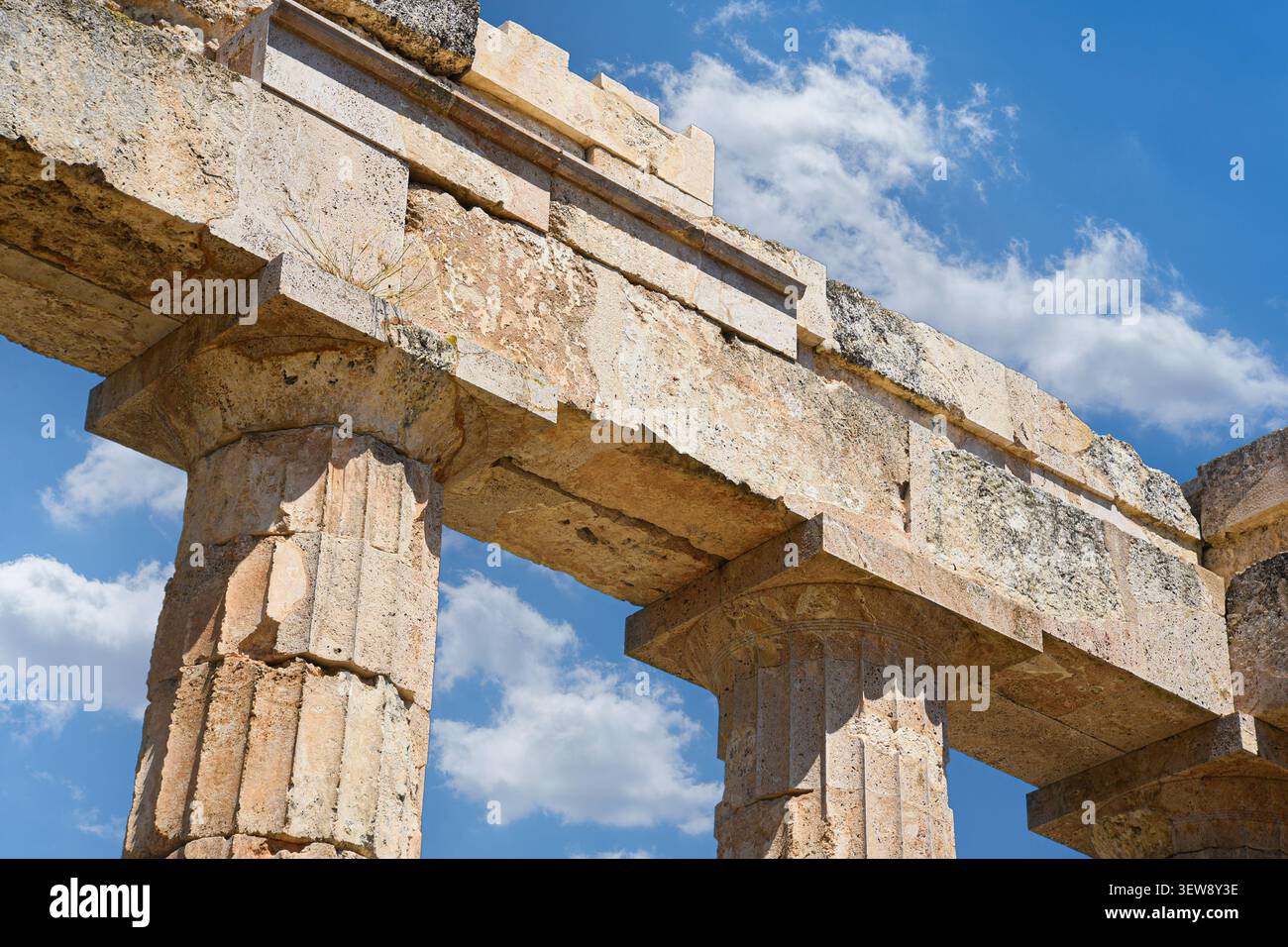 Tempio di Zeus Nemea colonne contro il cielo blu Foto Stock