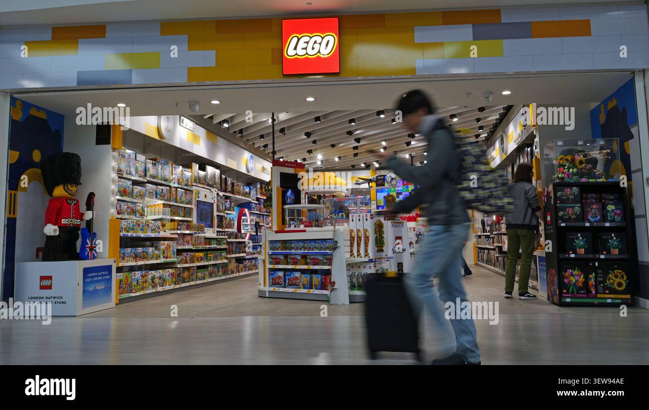 Il negozio Lego nell'area di partenza del terminal nord dell'aeroporto di Gatwick. Foto Stock
