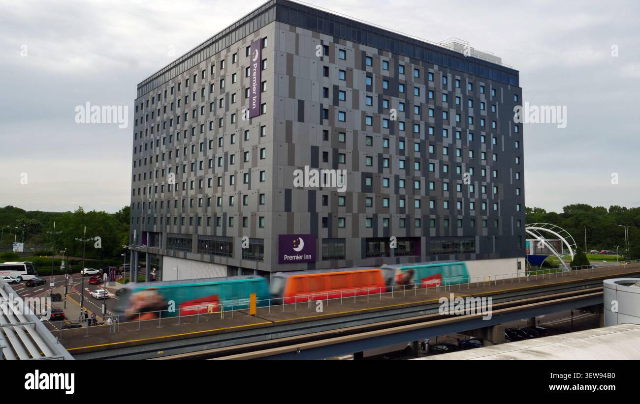 L'hotel Premier Inn presso il Terminal Nord dell'aeroporto di Gatwick, Sussex, Regno Unito. Foto Stock