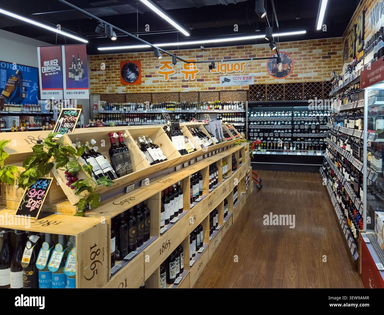 Sezione di liquori e vini nel Lotte Mart di Heungdeok-gu, Cheongju, Chungcheongbuk-do, Corea del Sud. Foto Stock