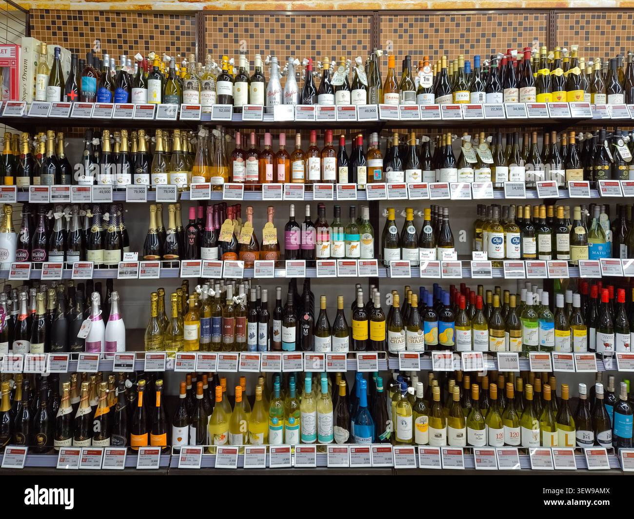 Scaffali espositivi di liquori e vini all'interno del Lotte Mart a Heungdeok-gu, Cheongju, Chungcheongbuk-do, Corea del Sud Foto Stock