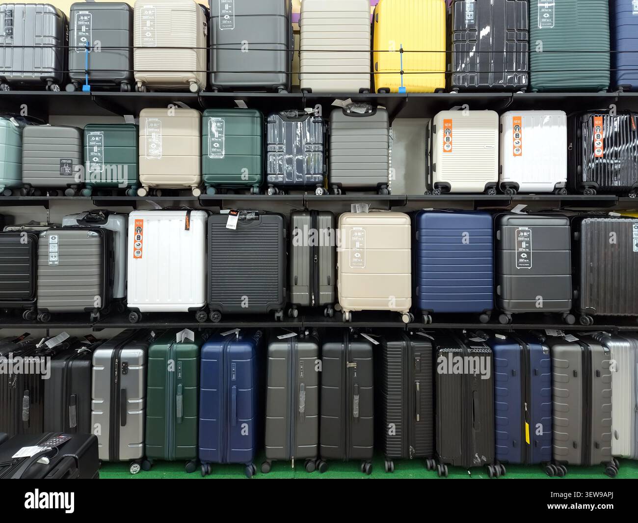 Display di bagagli da viaggio all'interno del Lotte Mart a Heungdeok-gu, Cheongju, Chungcheongbuk-do, Corea del Sud. Foto Stock
