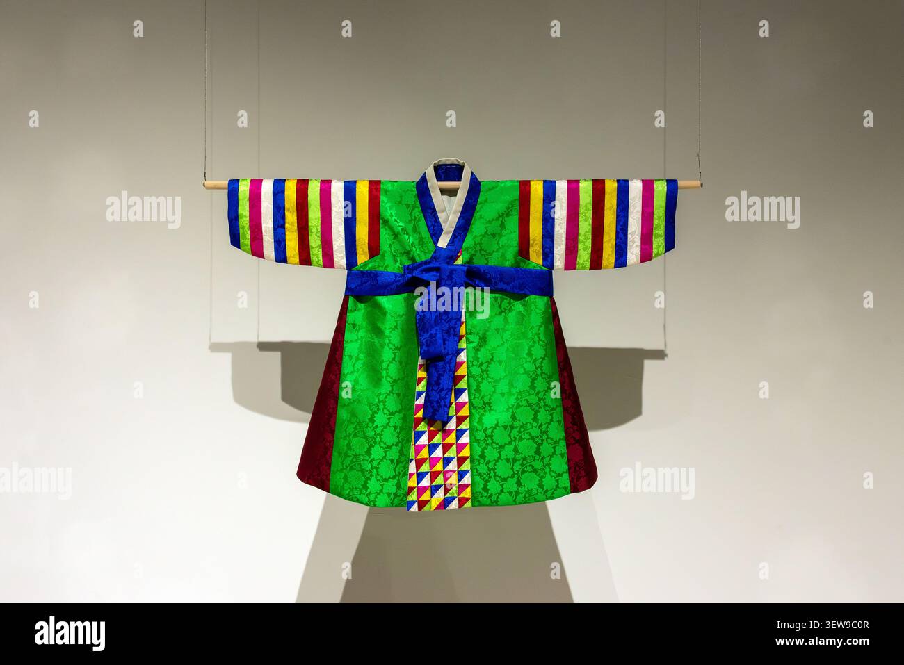 Kkachi durumagi, un cappotto tradizionale per ragazzi con maniche colorate saekdong, esposto al Museo dell'Artigianato Coreano a Cheongju, Corea del Sud Foto Stock