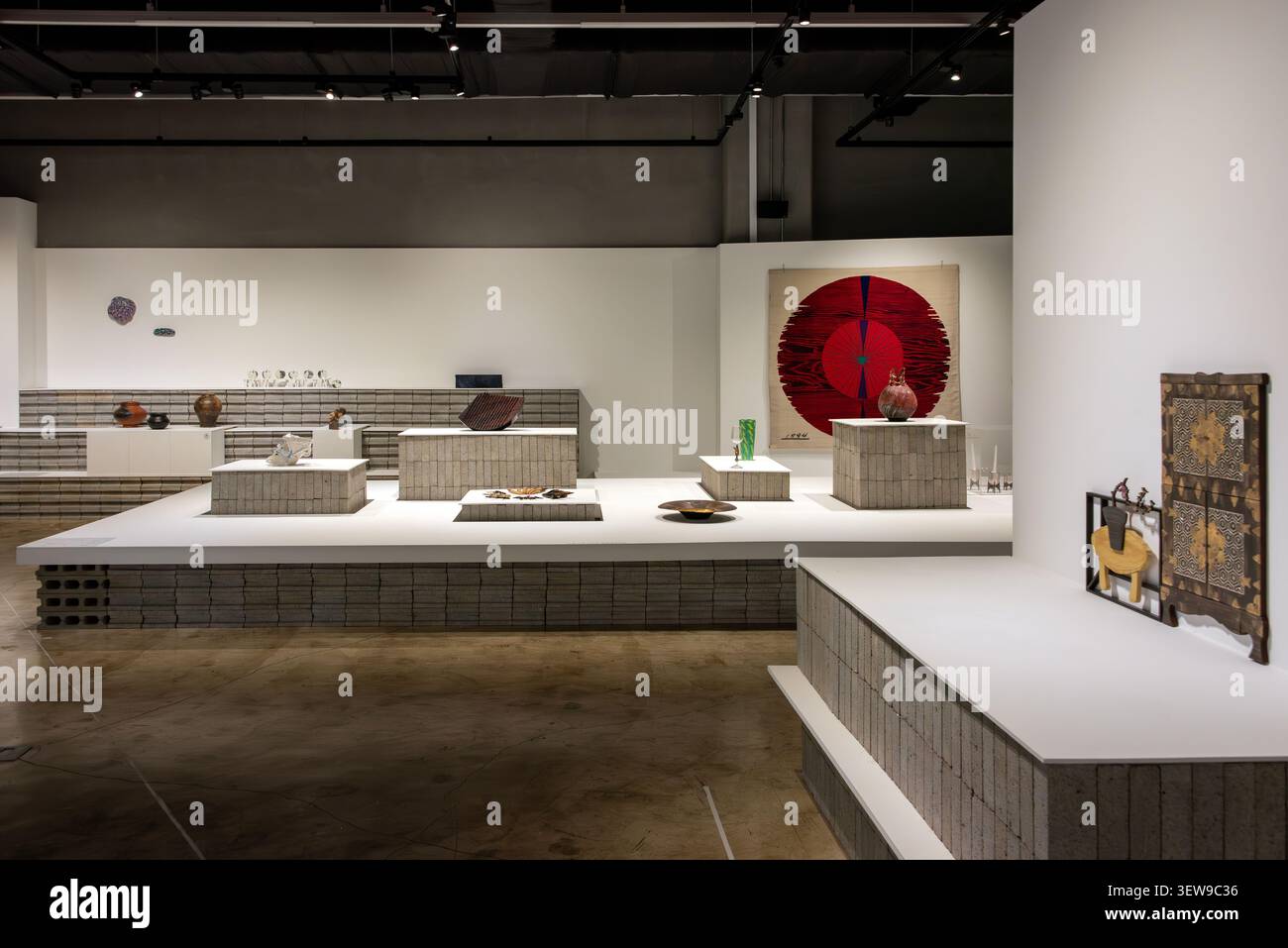 Vista della sala espositiva del Museo dell'Artigianato Coreano a Cheongju, in Corea del Sud. Foto Stock