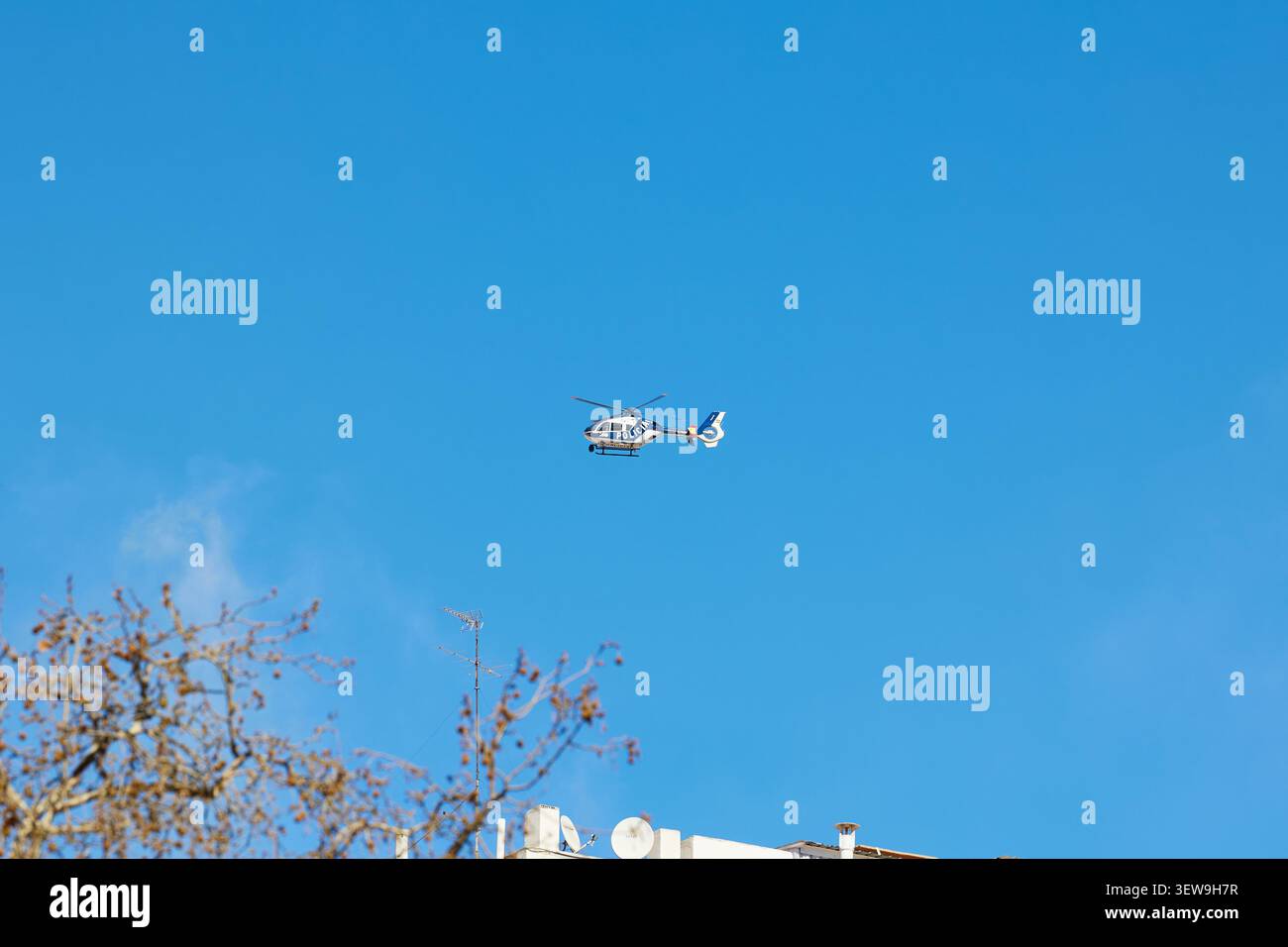 Un elicottero della polizia nel cielo sopra la città durante il festival Las Fallas. Valencia, Spagna - 3 marzo 2024. Foto Stock