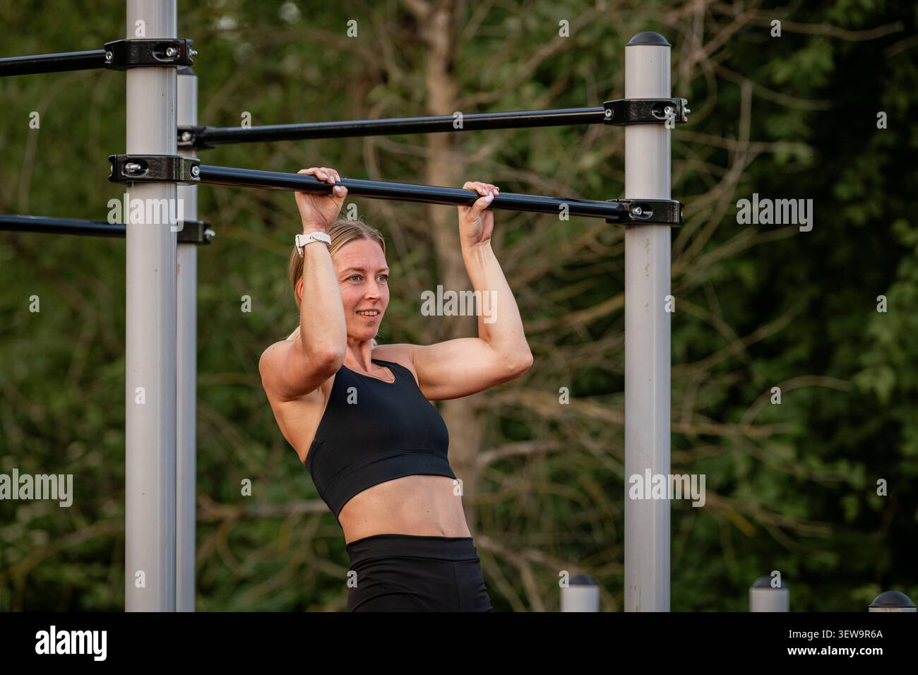 Donna atletica che fa i tiri in una palestra all'aperto Foto Stock