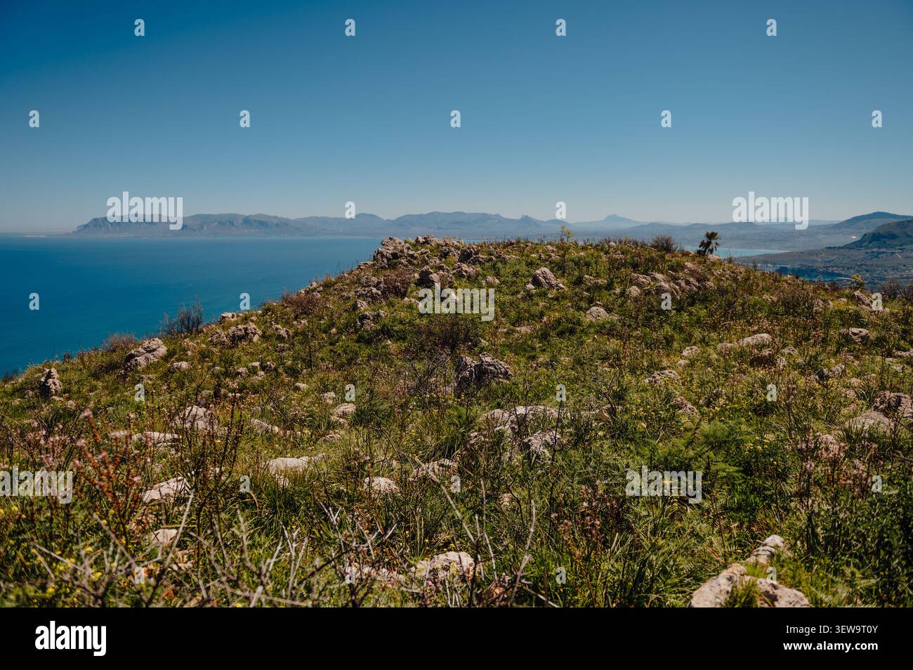 Collina rocciosa con panorama costiero nella riserva naturale dello Zingaro, in Sicilia Foto Stock