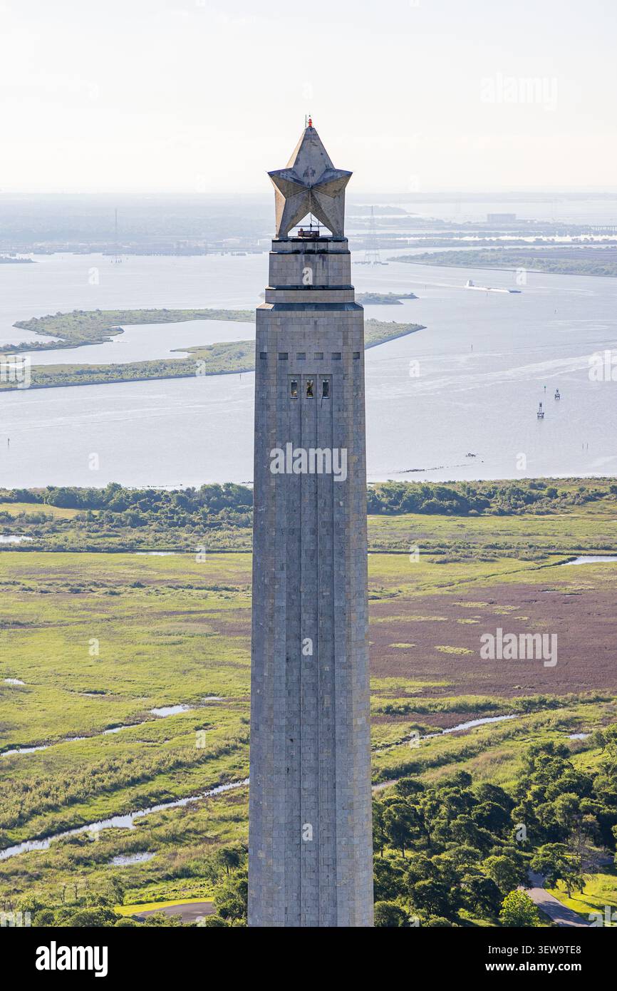 Il San Jacinto Monument si affaccia sul canale delle navi di Houston Foto Stock
