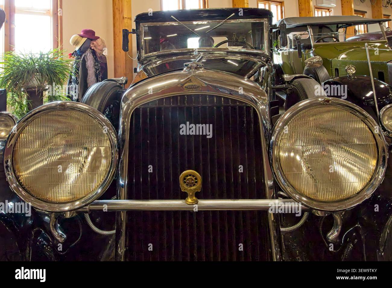 Kangasala, Finlandia, Europa - 9 agosto 2025: Griglia anteriore Marmon Big Eight Limousine (1930) e fari rotondi. Foto Stock