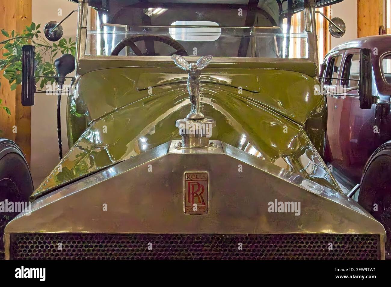 Kangasala, Finlandia, Europa - 9 agosto 2025: Vintage Rolls Royce Silver Ghost, con l'iconica mascotte Spirit of Ecstasy sul suo radiatore lucido. Foto Stock