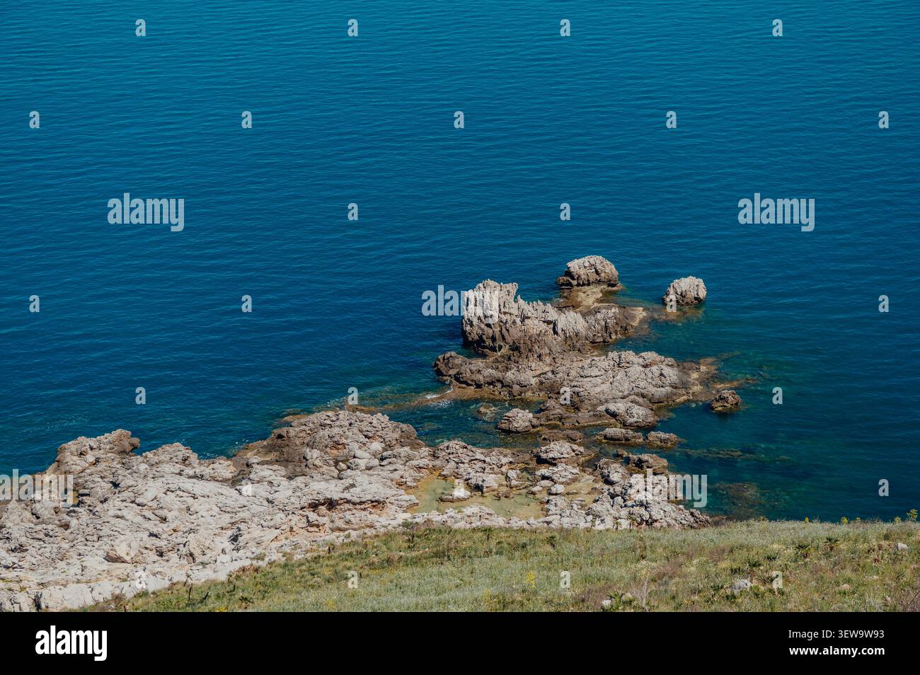 Faraglioni rocciosi a Punta Leone nella riserva naturale dello Zingaro, Sicilia Foto Stock