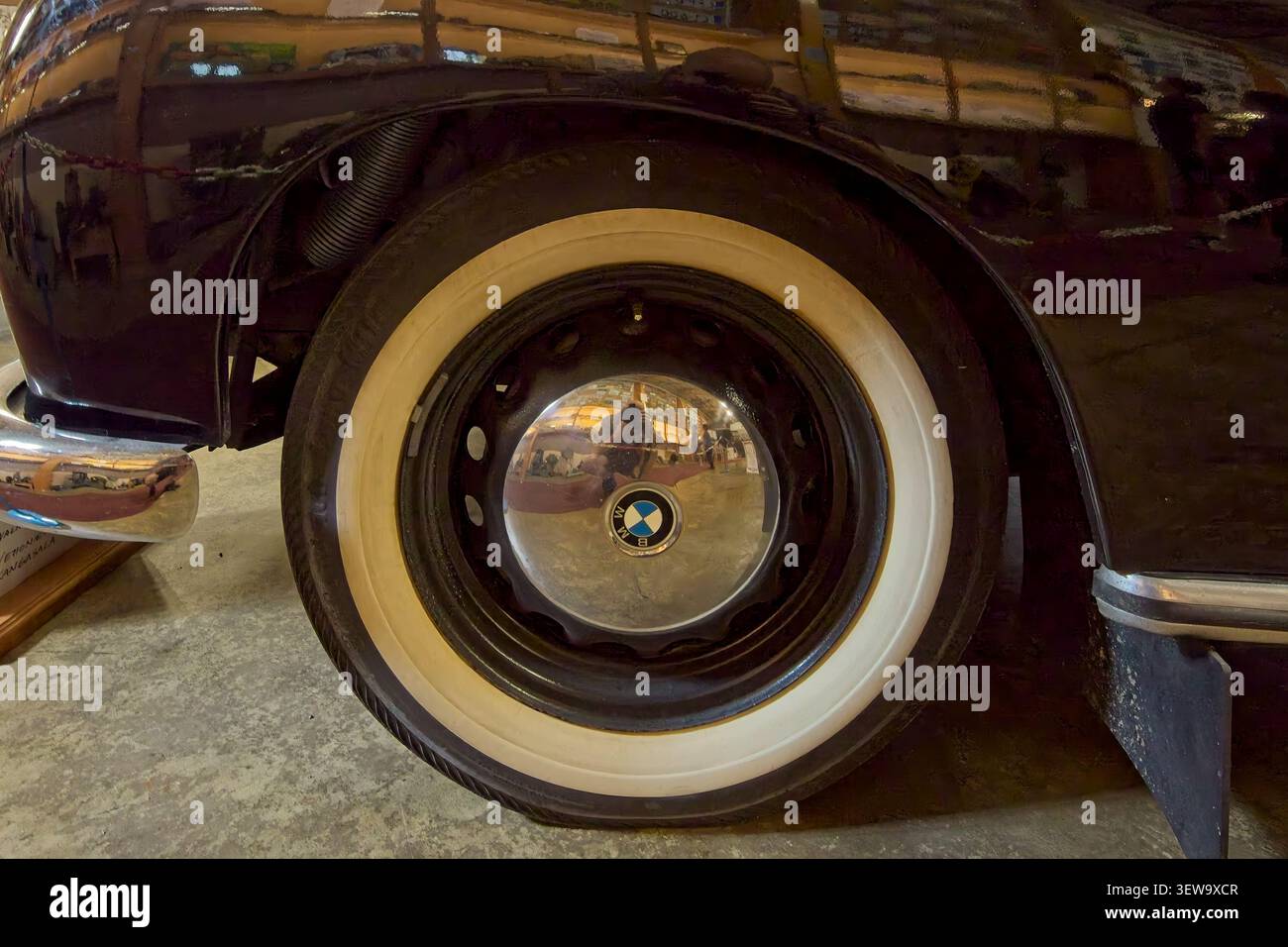 Kangasala, Finlandia, Europa - 9 agosto 2025: pneumatico vintage con un fianco bianco prominente di una BMW 501 al museo automobilistico di Vehoniemi. Foto Stock