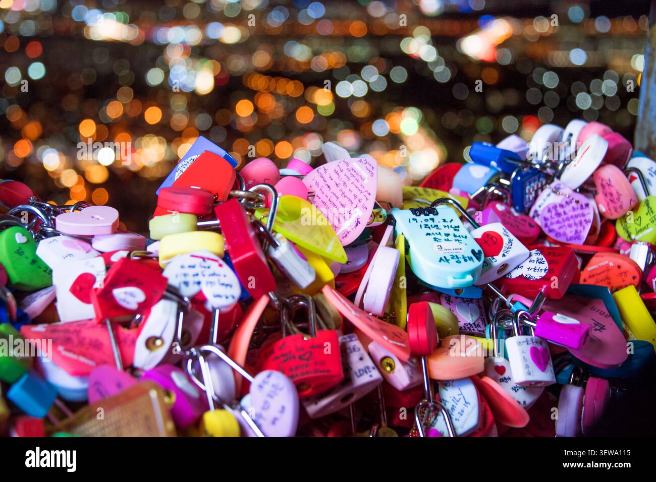 SEOUL, COREA DEL SUD - 14 ottobre 2019 : i lucchetti d'amore alla Torre N Seoul o serrature d'amore sono una consuetudine in alcune culture che simboleggiano il loro amore sarà lo Foto Stock