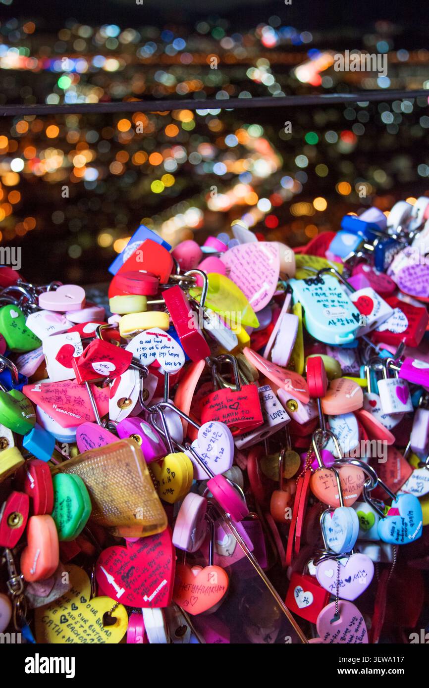 SEOUL, COREA DEL SUD - 14 ottobre 2019 : i lucchetti d'amore alla Torre N Seoul o serrature d'amore sono una consuetudine in alcune culture che simboleggiano il loro amore sarà lo Foto Stock
