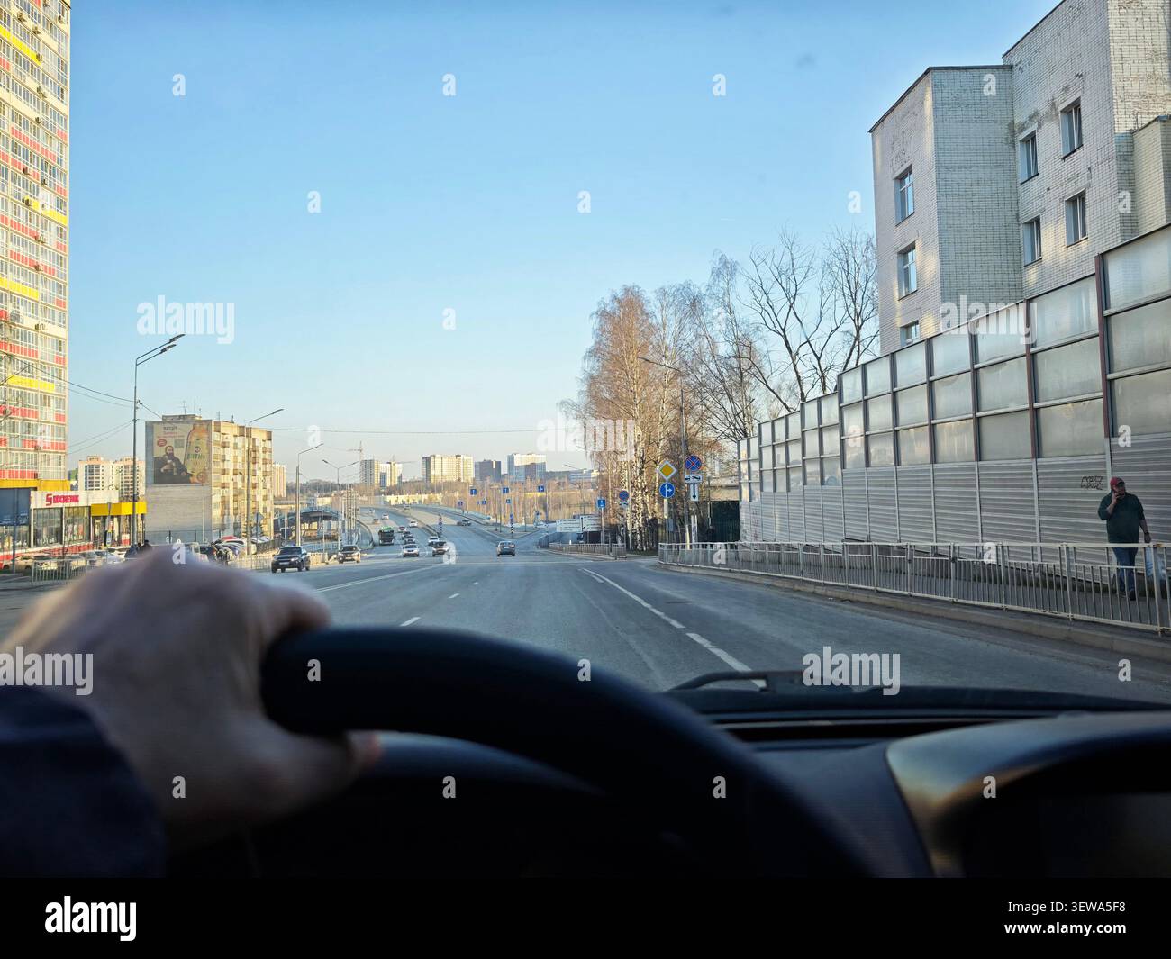Kirov, Russia - 12 aprile 2026: Una prospettiva del conducente dal parabrezza dell'auto mentre naviga attraverso il traffico cittadino e ti godi il viaggio. Foto Stock