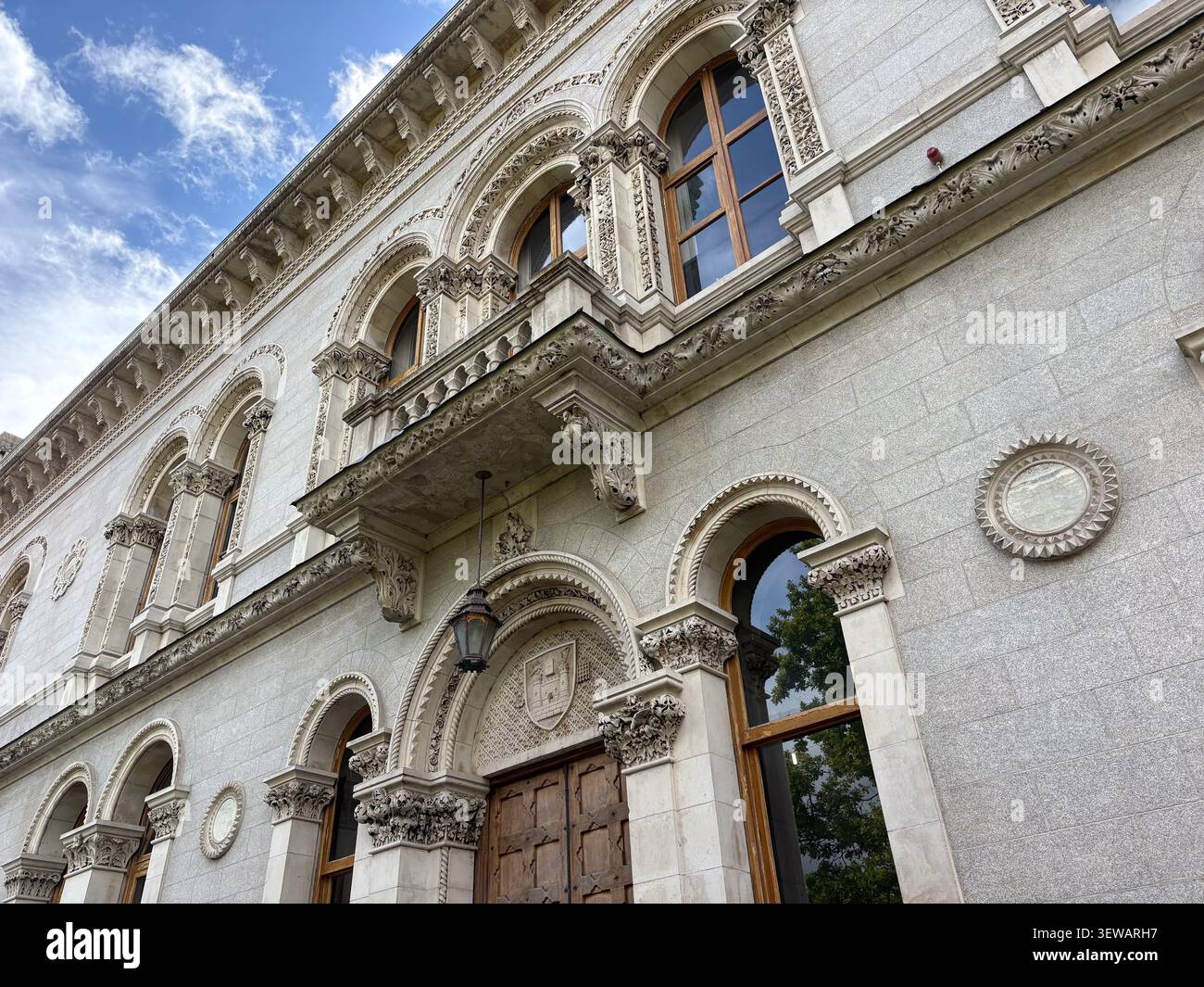 La facciata del Museum Building del Trinity College, Dublino, Irlanda, presenta dettagli architettonici romanici veneziani e intricate pietre. Foto Stock