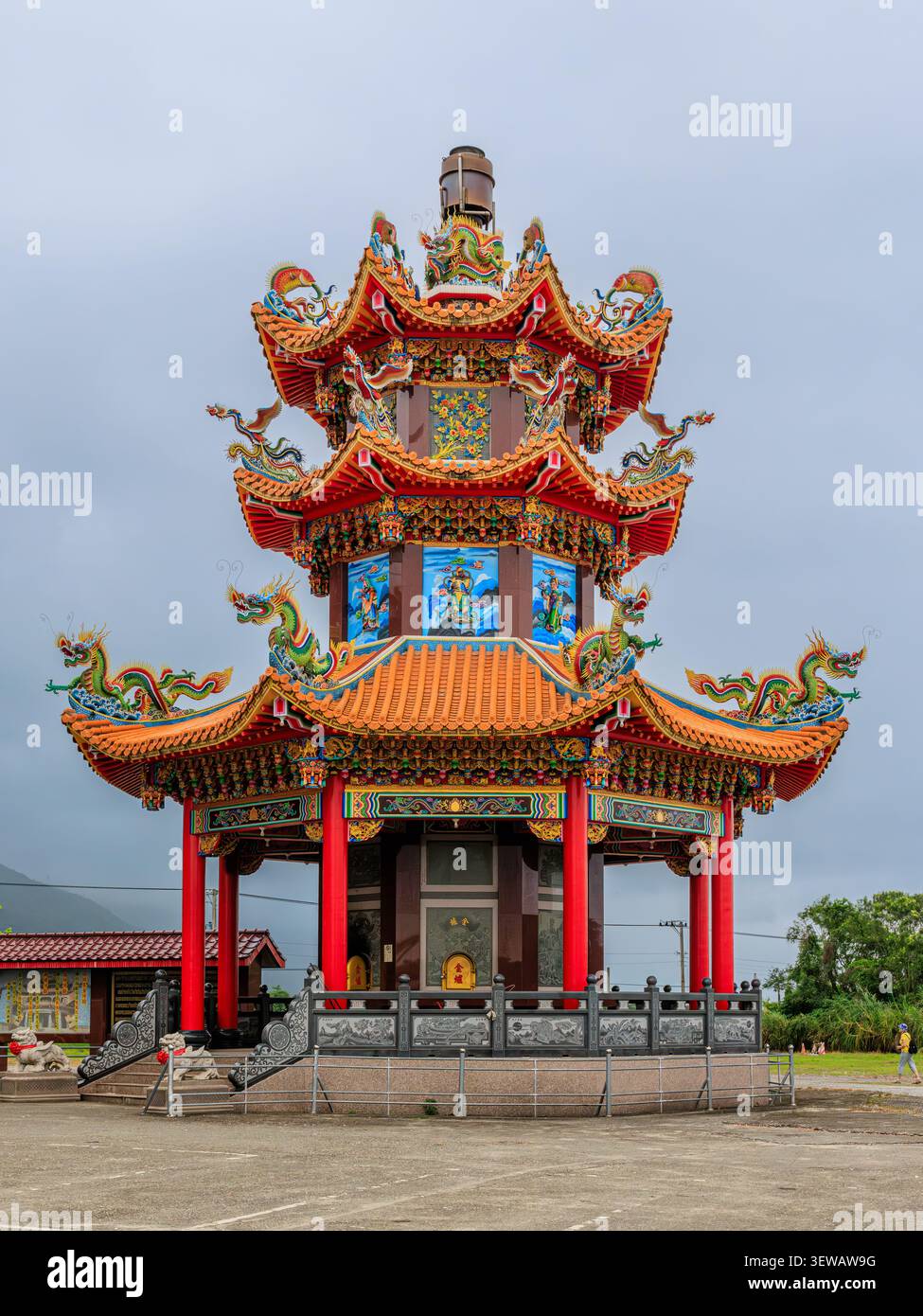 Colorata pagoda del tempio Kang Ten con draghi e architettura tradizionale a più piani nel tetto ad Hualien, Taiwan Foto Stock