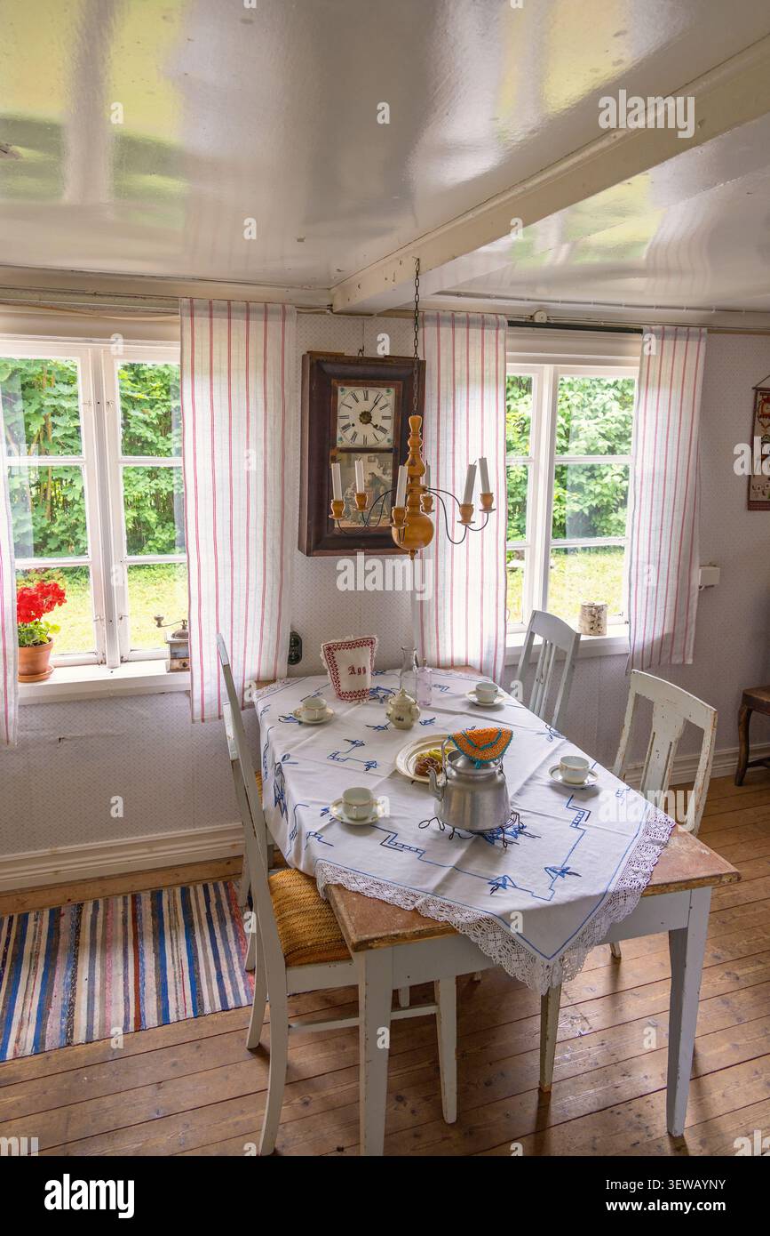 Interno di un vecchio cottage con tavolini per il caffè Foto Stock
