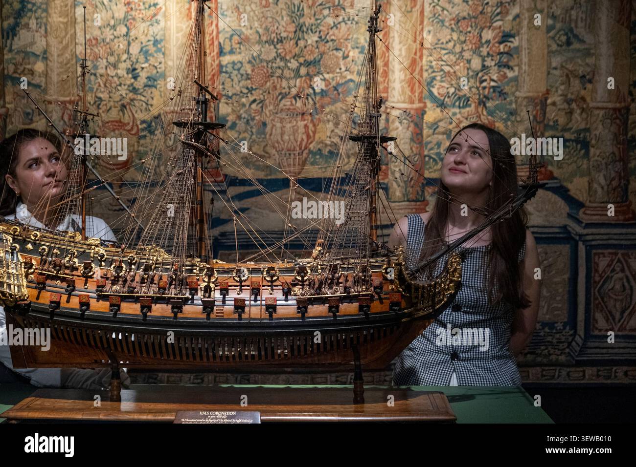 Un modello in scala 1:48 completamente equipaggiato e munito di cannone della HMS Coronation (1685) esposto a Christie's, Londra, il 26 giugno 2026. Christie's Classic Week (dal 30 giugno all'8 luglio) riunisce opere di qualità museale e collezioni d'arte private e la mostra pre-vendita è aperta al pubblico. Foto Stock