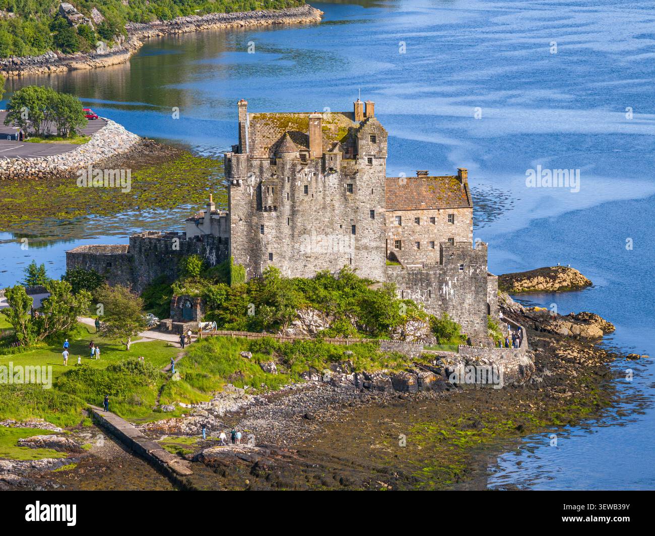 Vista aerea sul castello di Eilean Donan in estate. Foto Stock