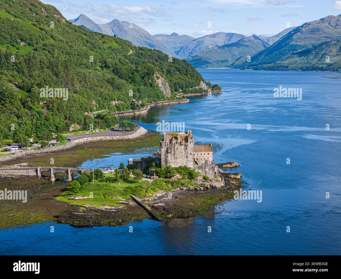 Vista aerea sul castello di Eilean Donan in estate. Foto Stock