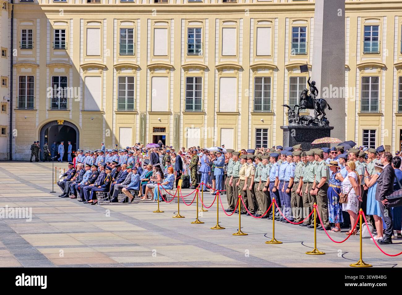Praga, Repubblica Ceca - 25 giugno 2026: Cerimonia ufficiale di stato al Castello di Praga alla presenza del Presidente della Repubblica Ceca. Cerimoniale in uniforme Foto Stock