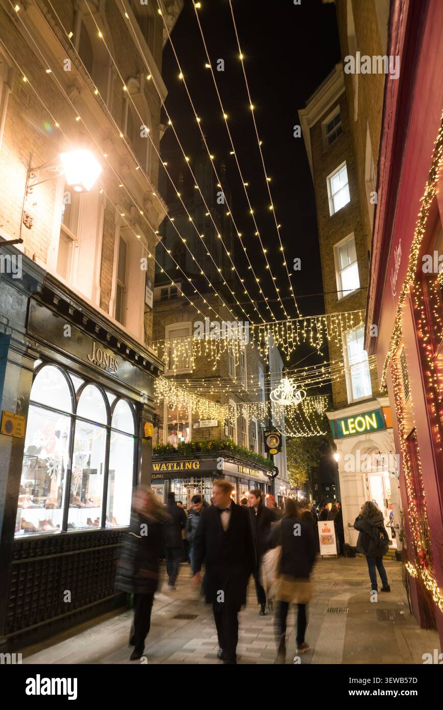 Gli amanti dello shopping apprezzeranno l'atmosfera natalizia di Bow Lane, vicino a Cheapside, Londra, illuminata dalle luci delle festività natalizie. Foto Stock