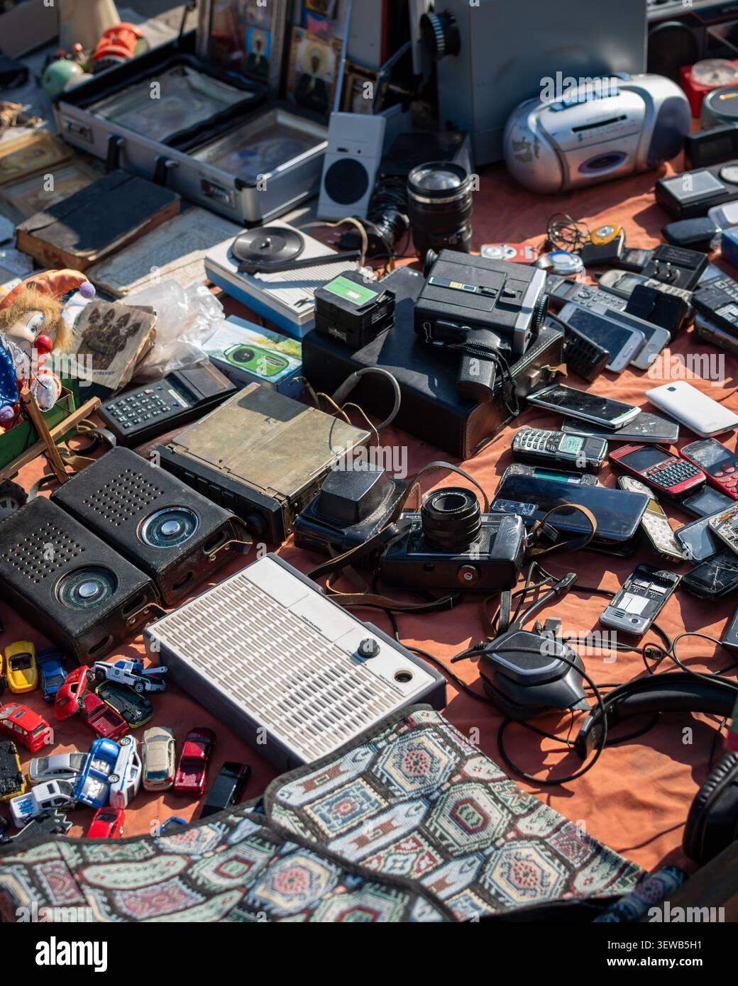Elettronica e fotocamere d'epoca al mercato delle pulci Foto Stock