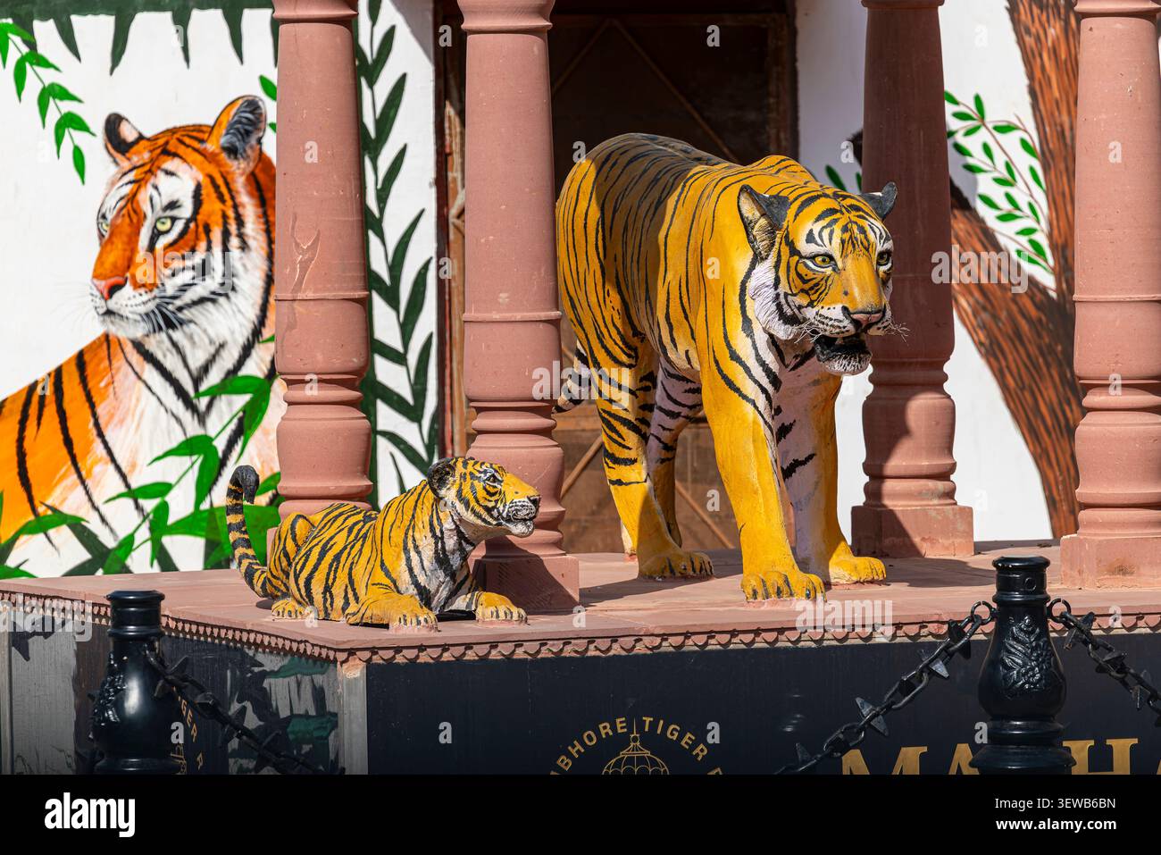 Ranthambore India 17 maggio 2026: Una scultura di Machli, la leggendaria tigre del Parco Nazionale di Ranthambore, India, in onore di uno dei più famosi wil Foto Stock