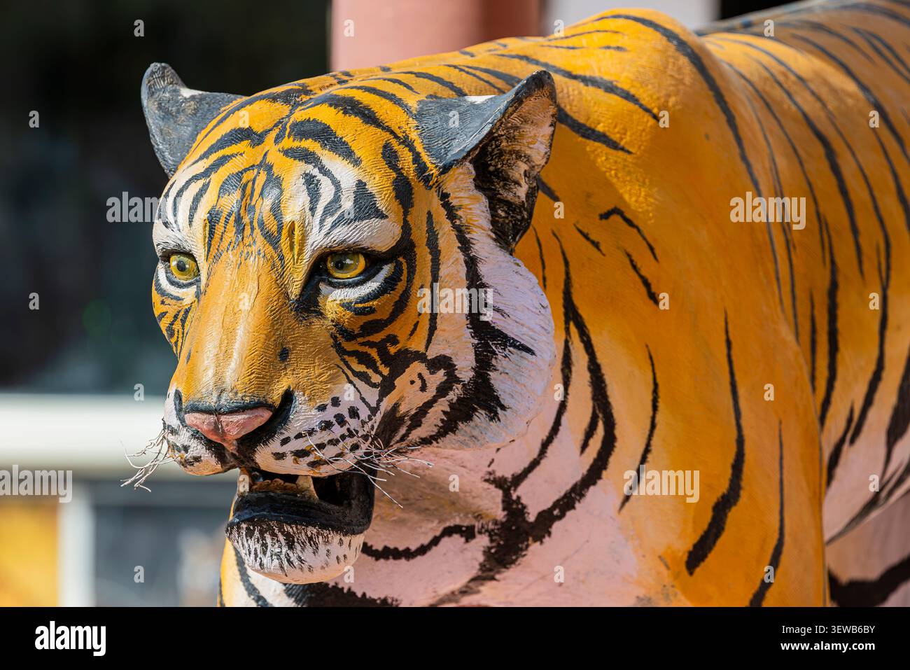 Ranthambore India 17 maggio 2026: Una scultura di Machli, la leggendaria tigre del Parco Nazionale di Ranthambore, India, in onore di uno dei più famosi wil Foto Stock