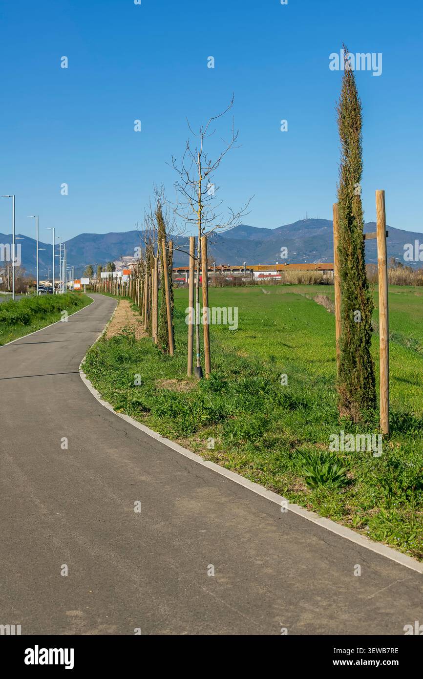 Pista ciclabile pedonale a Lavoria, frazione del comune di Crespina Lorenzana, provincia di Pisa, Italia Foto Stock