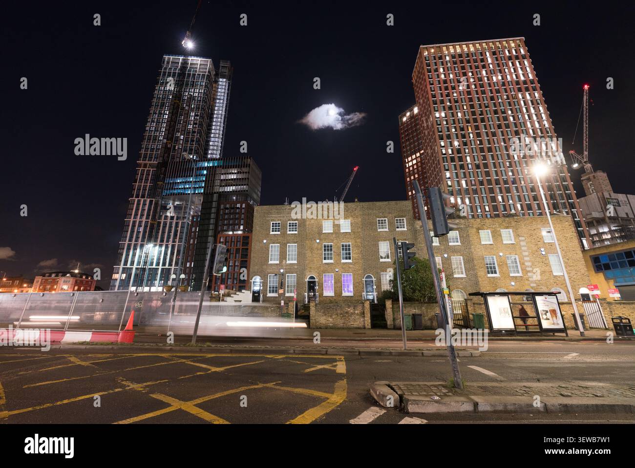 Night in Nine Elms, Londra: Moderni e lussuosi grattacieli contrastano con le storiche case a terrazza, che segnano il massiccio rinnovamento urbano della zona. Foto Stock