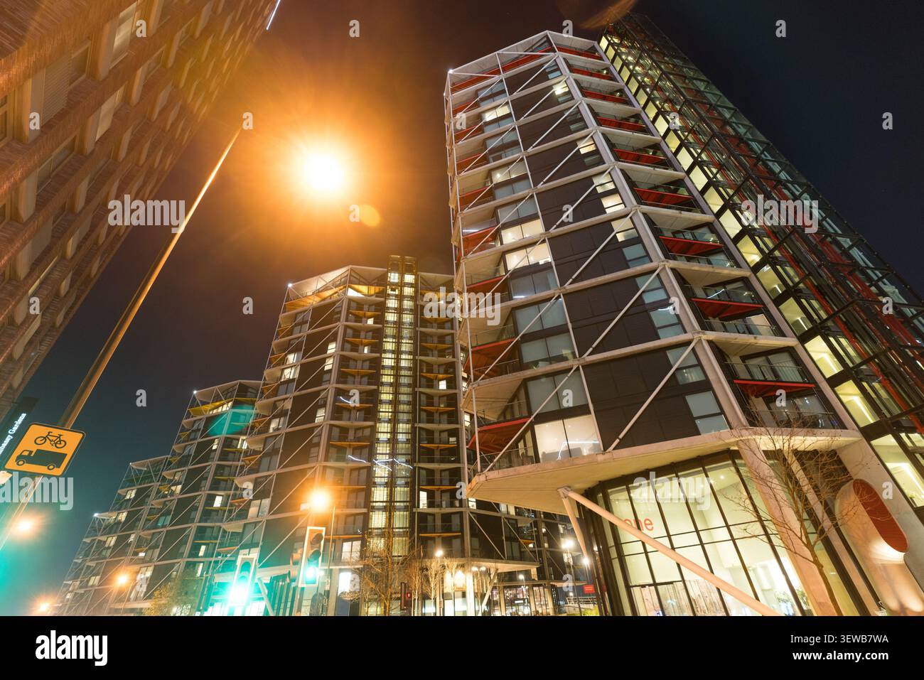 Vista notturna del suggestivo complesso residenziale Riverlight Quay nel quartiere Nine Elms di Londra, un fulcro della vita urbana moderna. Foto Stock