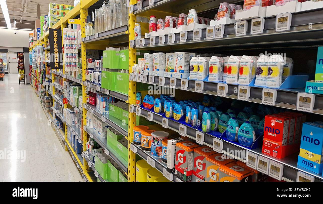 Toronto, ON, Canada - 20 giugno 2026: Una vista sul corridoio degli scaffali riforniti di vari mix di bevande e bevande analcoliche all'interno di un moderno negozio di alimentari Foto Stock