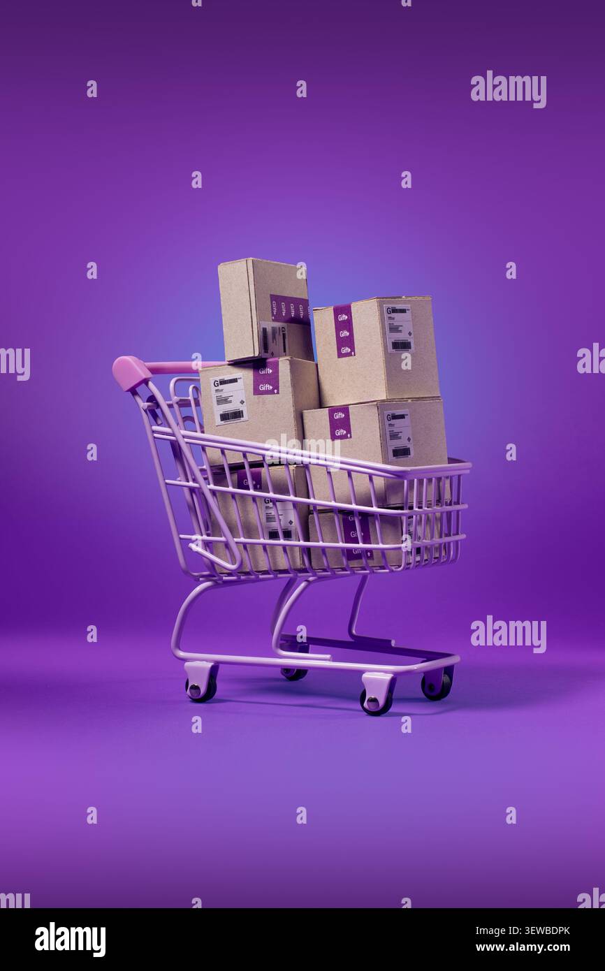 Una fotografia elegante di un carrello della spesa in miniatura color lavanda completamente traboccante di piccole scatole di cartone. Foto Stock