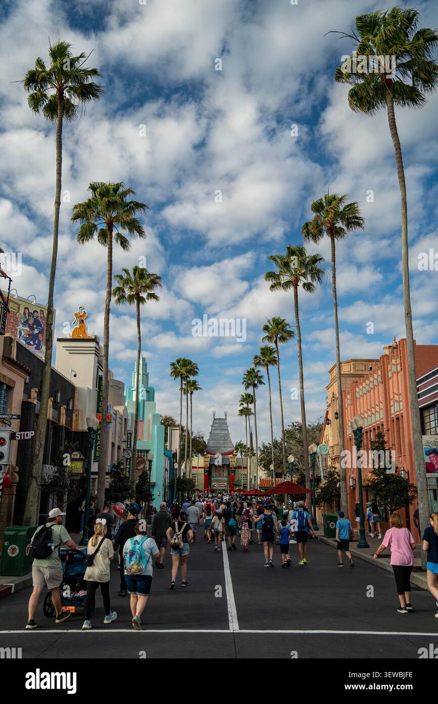 Uno sguardo lungo Hollywood Boulevard al TCL Chinese Theatre di Walt Disney World, Florida, durante una giornata parzialmente nuvolosa e torreggianti palme. Foto Stock