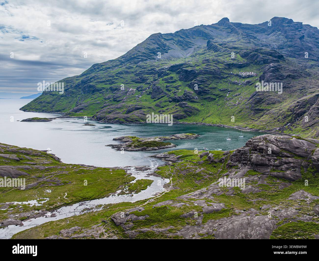 Vista aerea di Loch na Cuilce con le montagne Black Cuillin sullo sfondo. Foto Stock