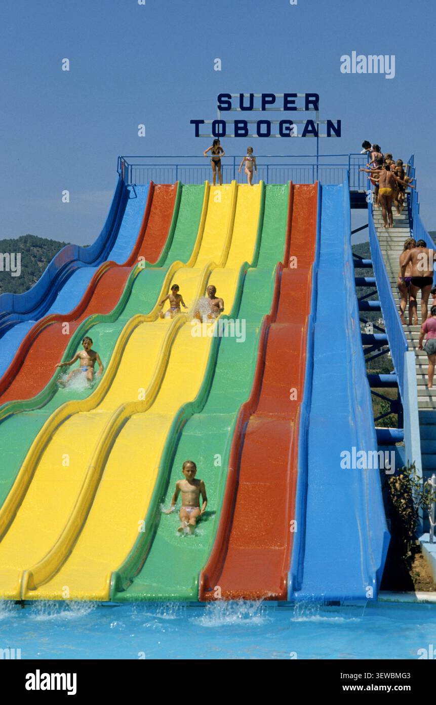 SPAGNA IBIZA TURISMO VACANZE ESTIVE vacanze estive parco acquatico toboga colorato Foto Stock