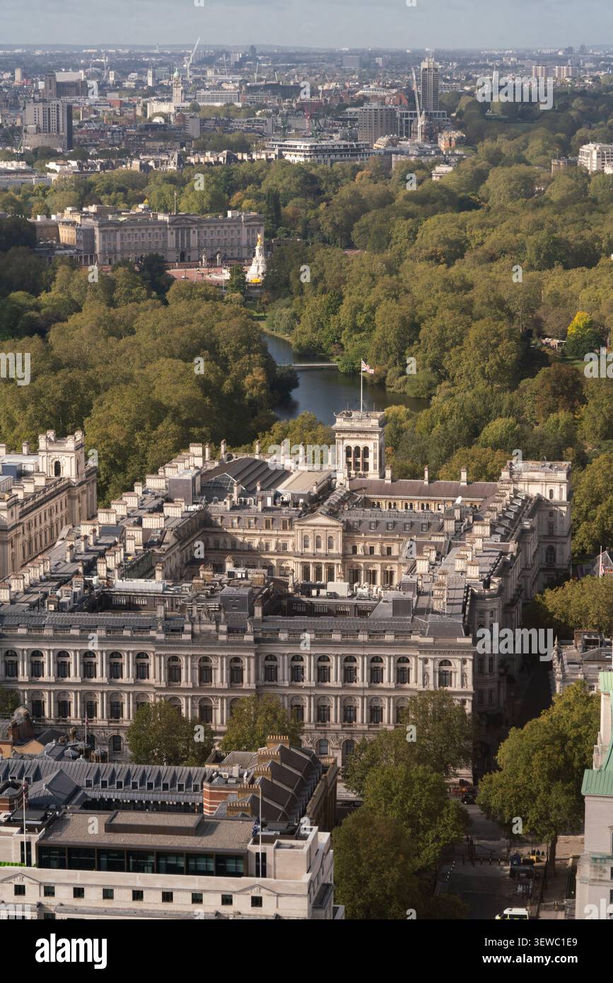 Il Foreign, Commonwealth and Development Office si affaccia su St. James's Park e Buckingham Palace, sede della monarchia britannica. Foto Stock