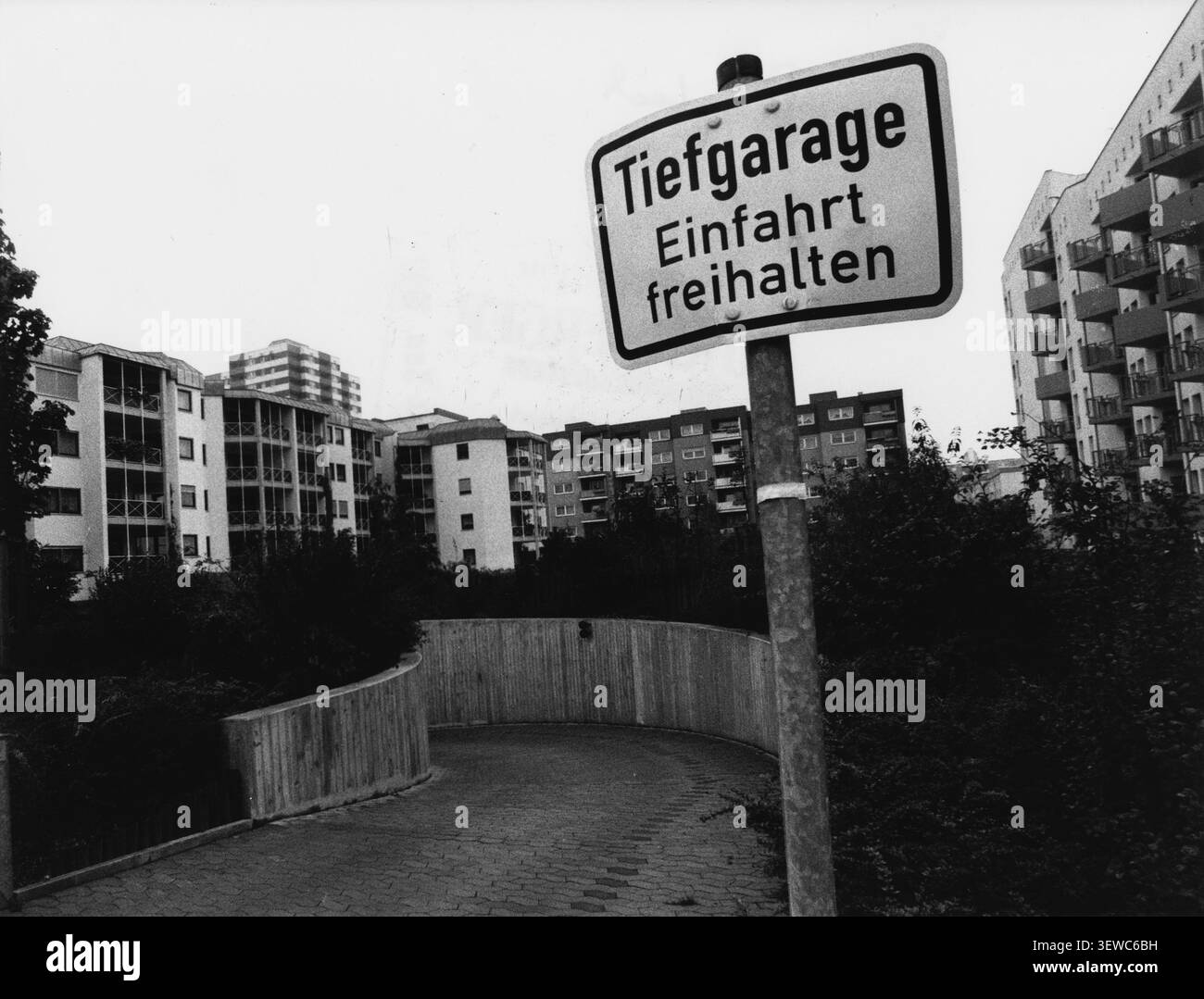 Schild Tiefgarage Einfahrt freihalten in einem Wohngebiet in Röthenbach, 25.09.1992 Foto Stock