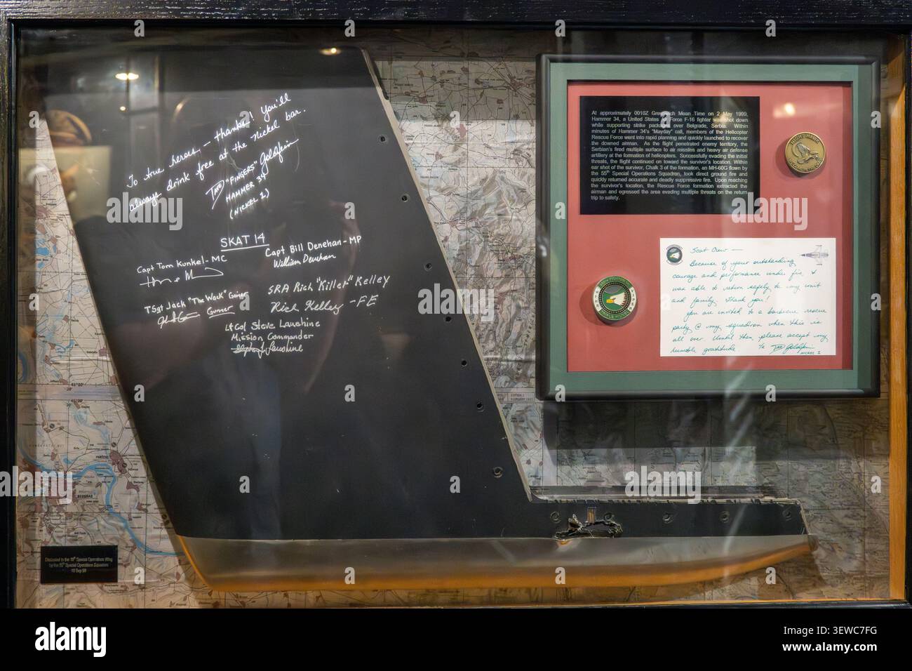Eglin AFB, il - 29 apr 25: Esposizione incorniciata con un frammento di pannello di coda dell'aereo firmato e cimeli esposti all'Air Force Armament Museum di Fort Foto Stock