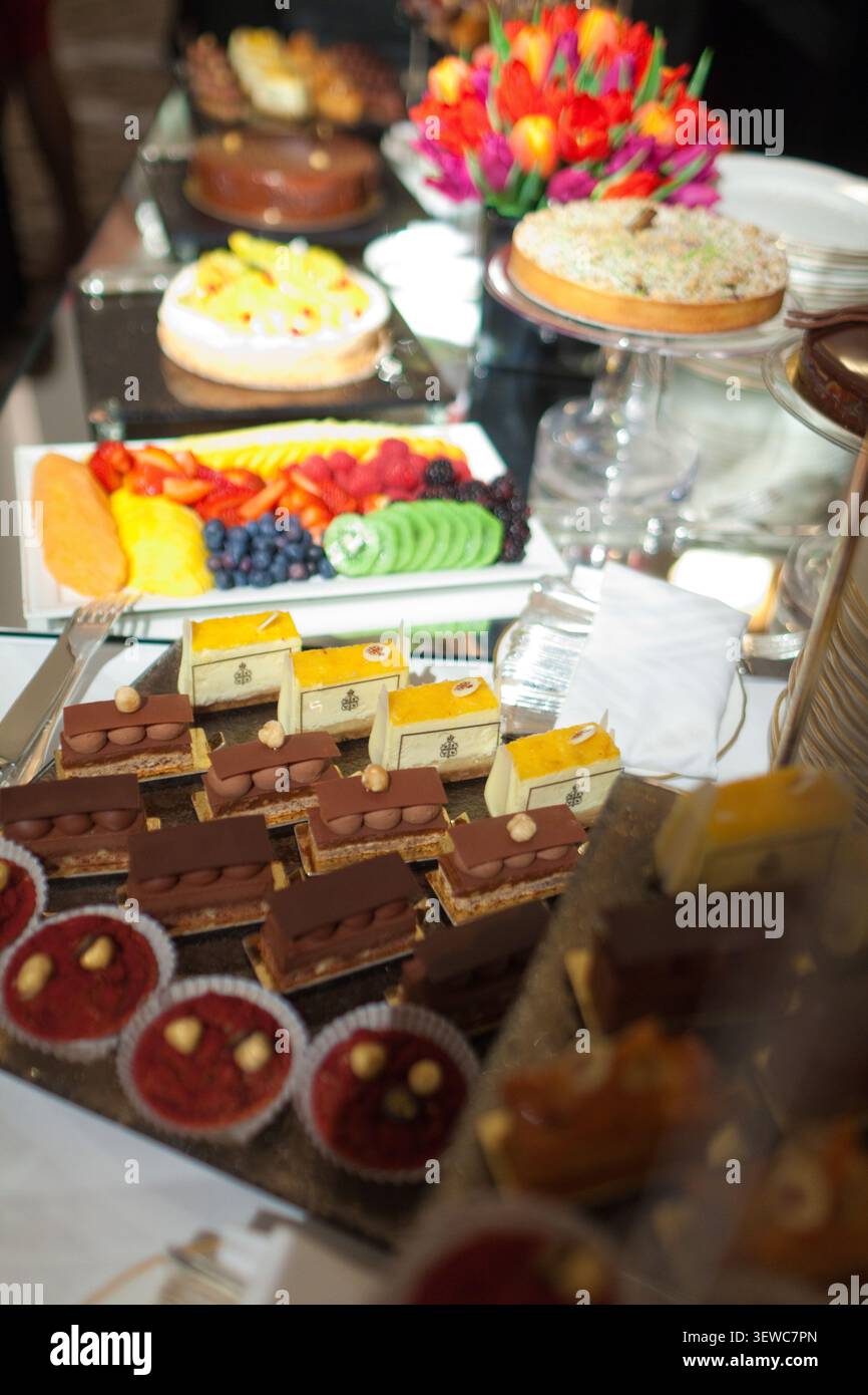 Gli ospiti potranno gustare un sontuoso buffet di dessert con torte Four Seasons di marca e frutta fresca, elegantemente esposte ad un evento di lusso. Foto Stock