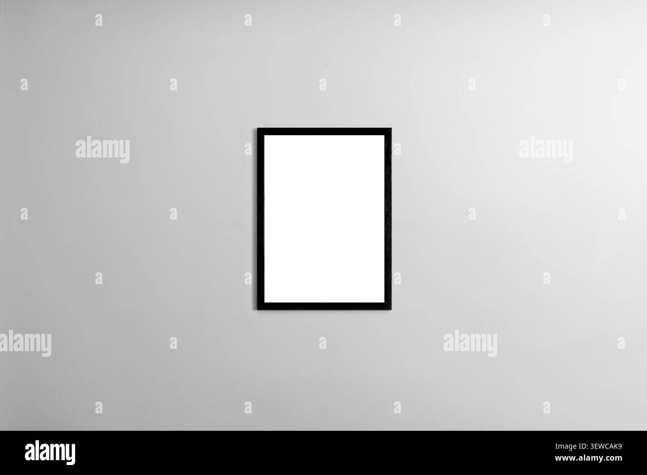Cornici fotografiche in legno nero vuote su un muro grigio chiaro. Modello di parete galleria minimalista scandinava per arte, poster e decorazione domestica. Foto Stock