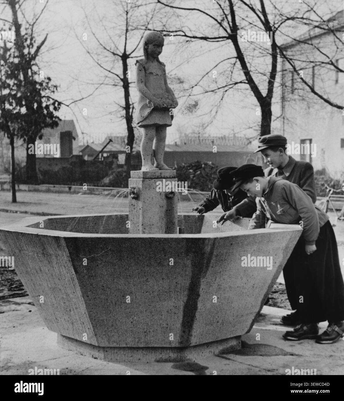Neues Brünnlein am Finkenbrunn in der Gartenstadt, Mädchenfigur von Professor Fritz Behnke-Boehmer, Buben planschen im Wasser, 22.12.1951 Foto Stock