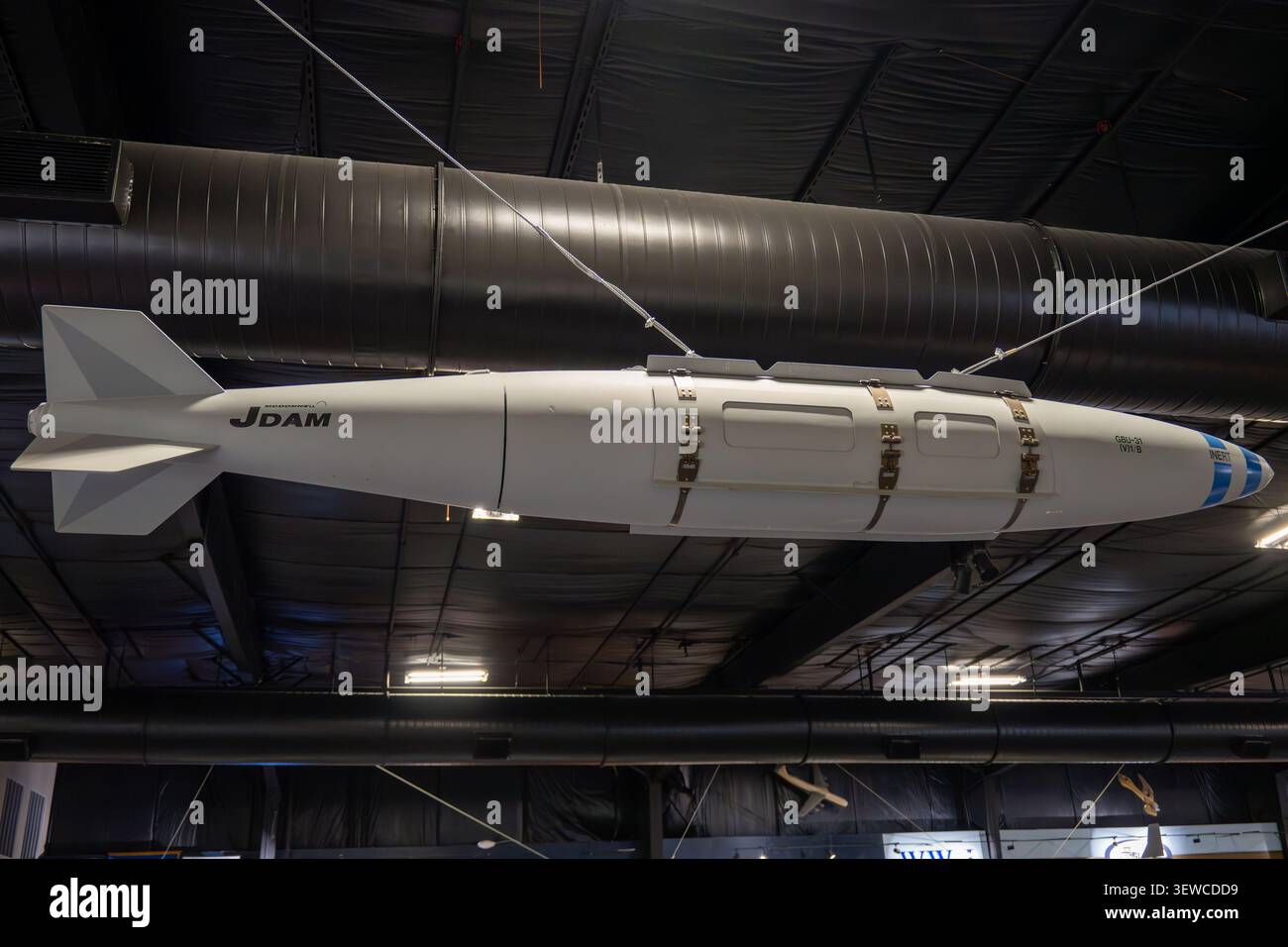 Eglin AFB, il - 29 apr 25: Bomba guidata Inert JDAM (GBU-31) sospesa dal soffitto presso l'Air Force Armament Museum, Fort Walton Beach, Florida, Stati Uniti Foto Stock