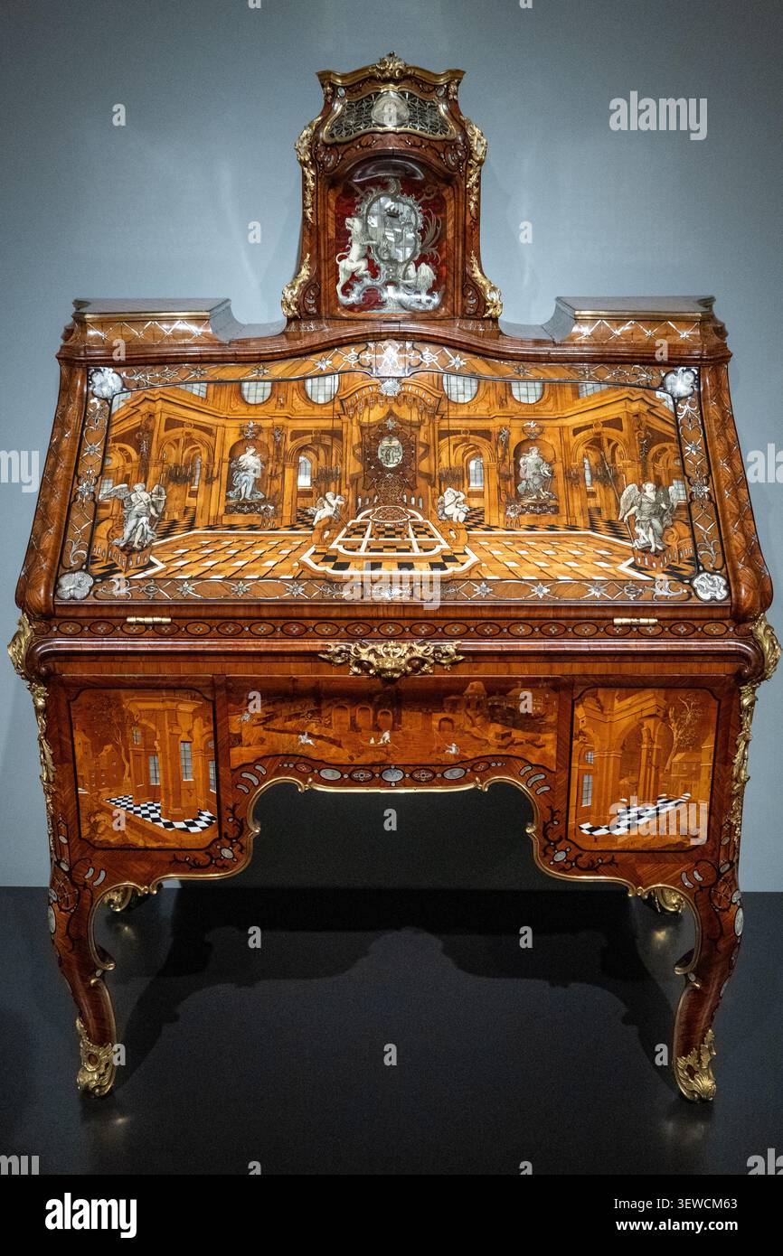 Amsterdam, Paesi Bassi - 15 aprile 25: Ufficio di intarsio ornato con intarsi architettonici e supporti dorati, esposto al Rijksmuseum di Amsterdam, Netherl Foto Stock