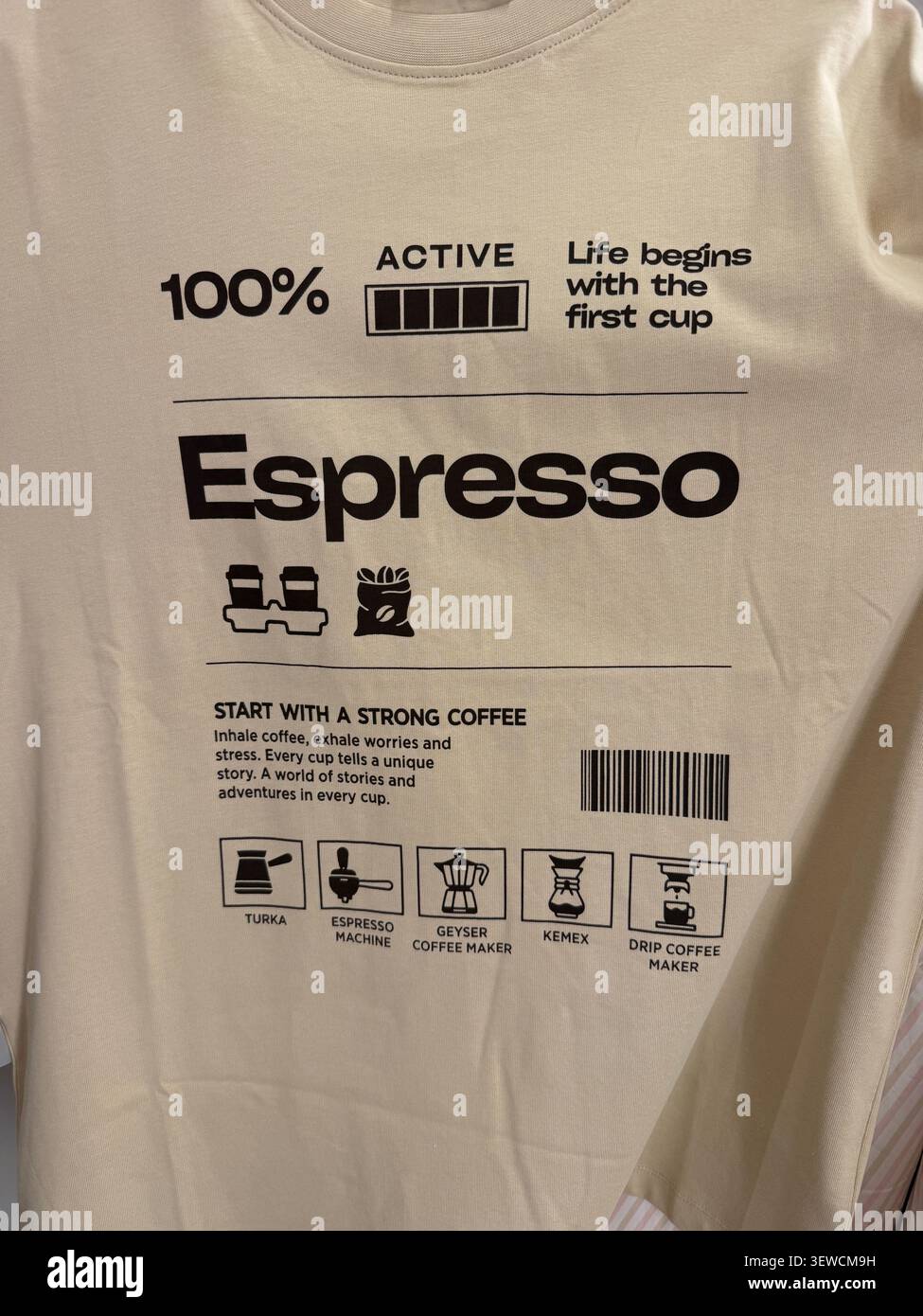 Khimki, Russia - 25 giugno 2026: T-shirt grafica a tema espresso con metodi di estrazione del caffè e testo motivazionale visualizzato sul tessuto Foto Stock