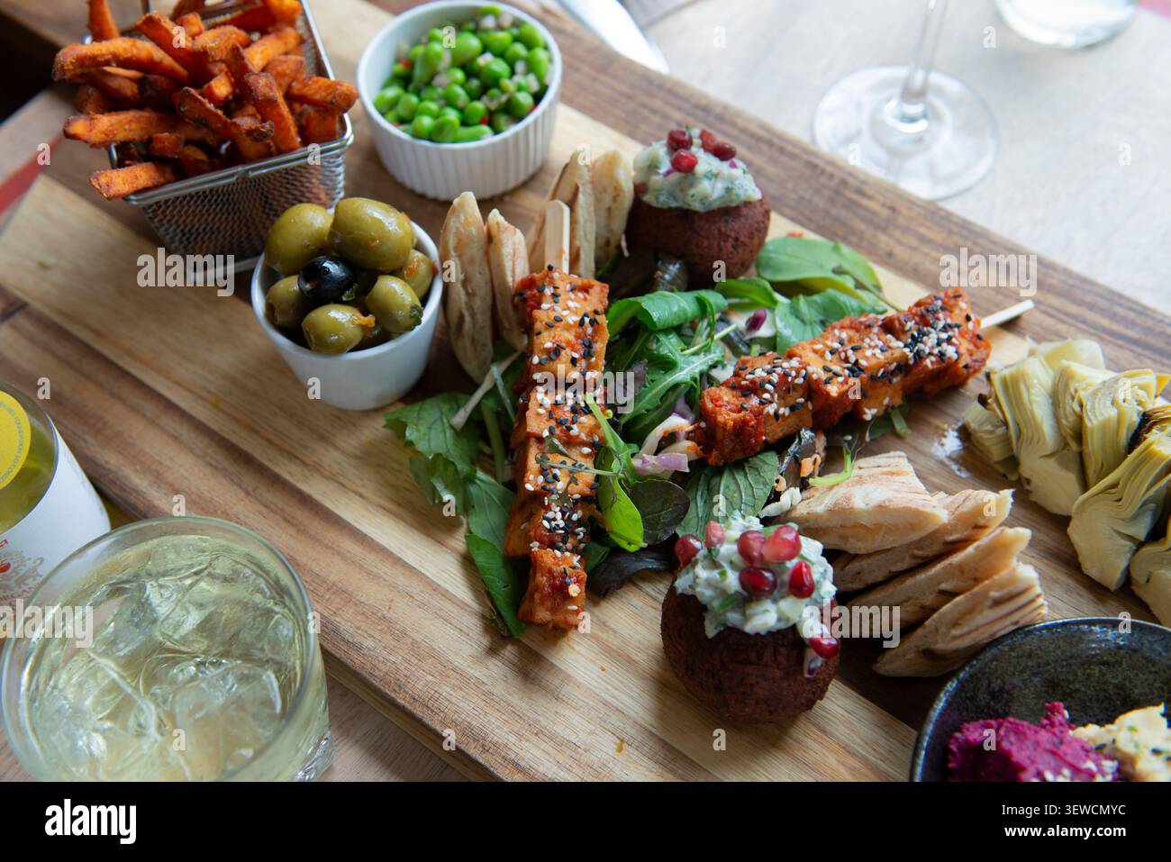 Delizioso piatto vegetariano con piatti colorati e ingredienti freschi Foto Stock