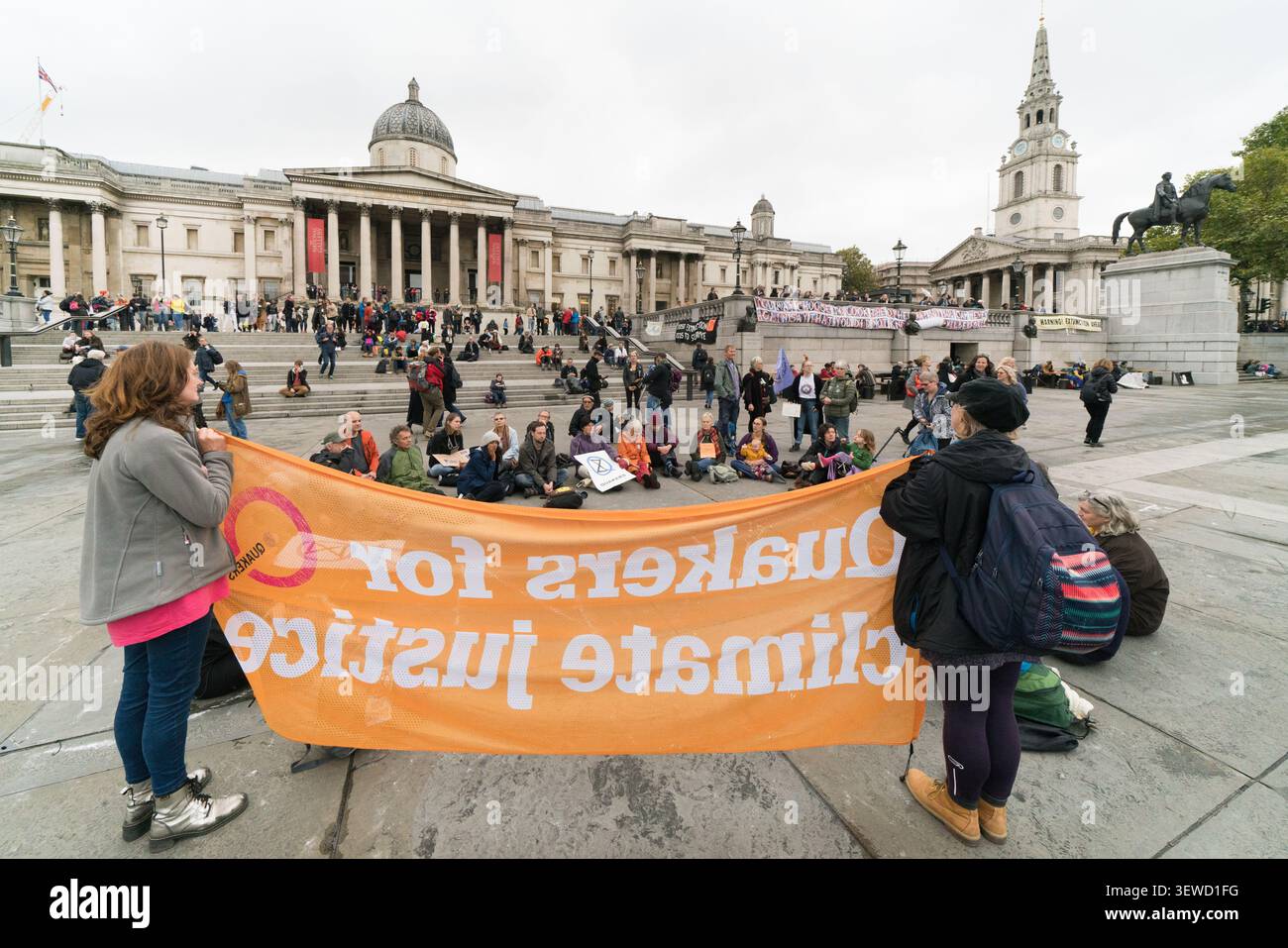 I quaccheri e gli attivisti della ribellione per l'estinzione chiedono giustizia climatica a Trafalgar Square di Londra, sostenuta dalla National Gallery. Foto Stock
