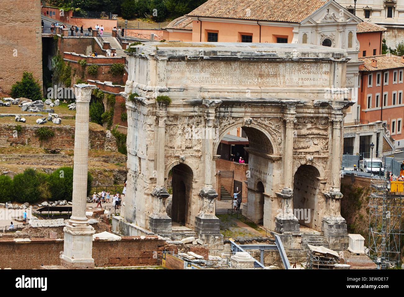 Roma, Italia - 15 giugno 2026: Arco di Settimio Severo in mostra nel foro Romano, circondato da antiche rovine ed edifici moderni in t Foto Stock